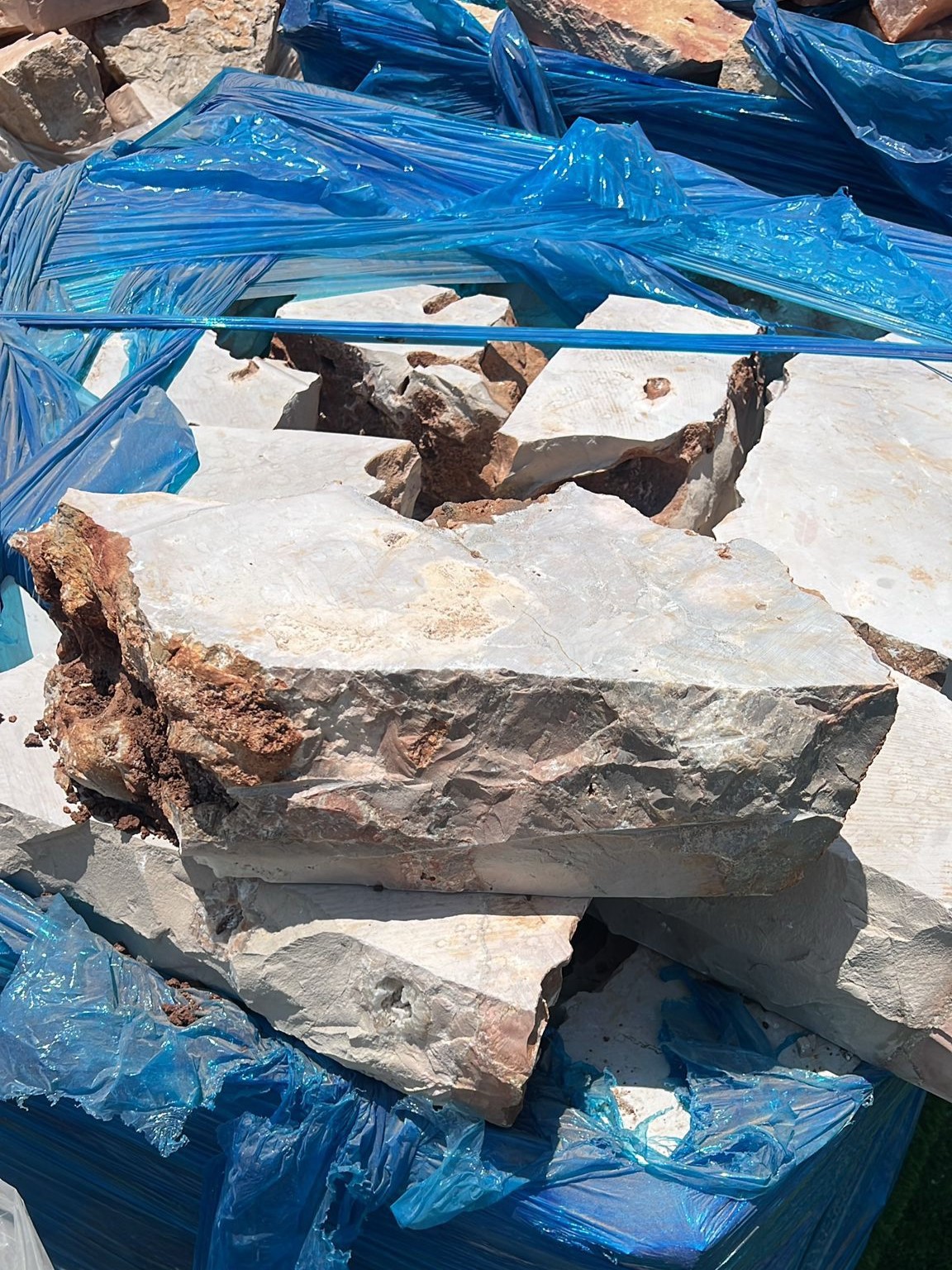 אבן תיחום מנוסרת למסלעה בגובה 15