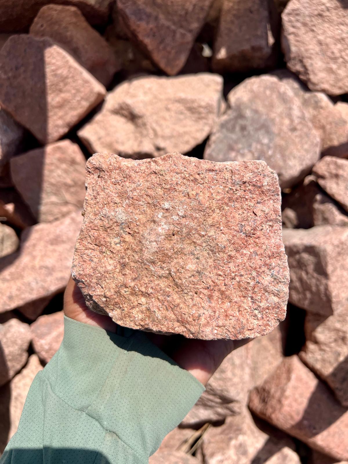 סלע גרניט אדום red granite israel