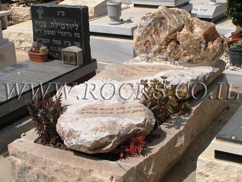 מצבות מסלע גבישי