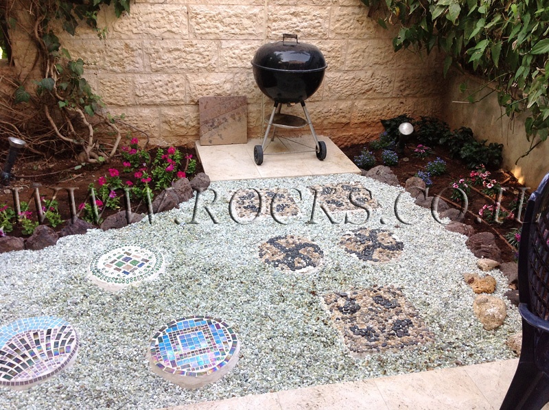 מרצפות מחופות בחלוקי נחל