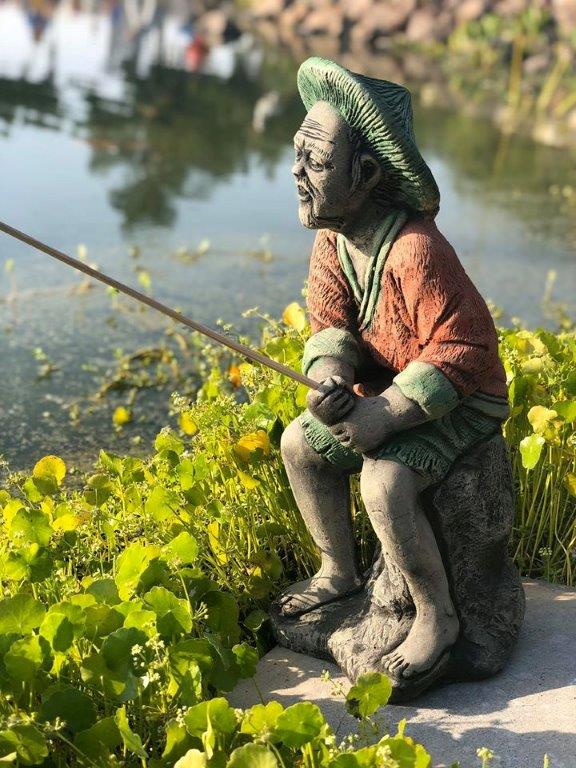 פסל דייג סיני לבריכה בובות לגינה