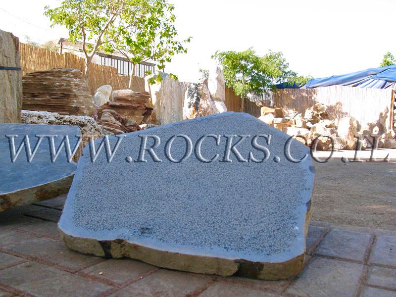 אבן מדרך מבזלת ויאטנמית בעיבוד מרוקע עם שוליים מעודנים. עובי סטנדרט
