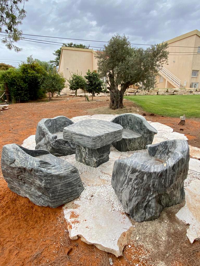 פינות ישיבה מאבן טבעית אפורה