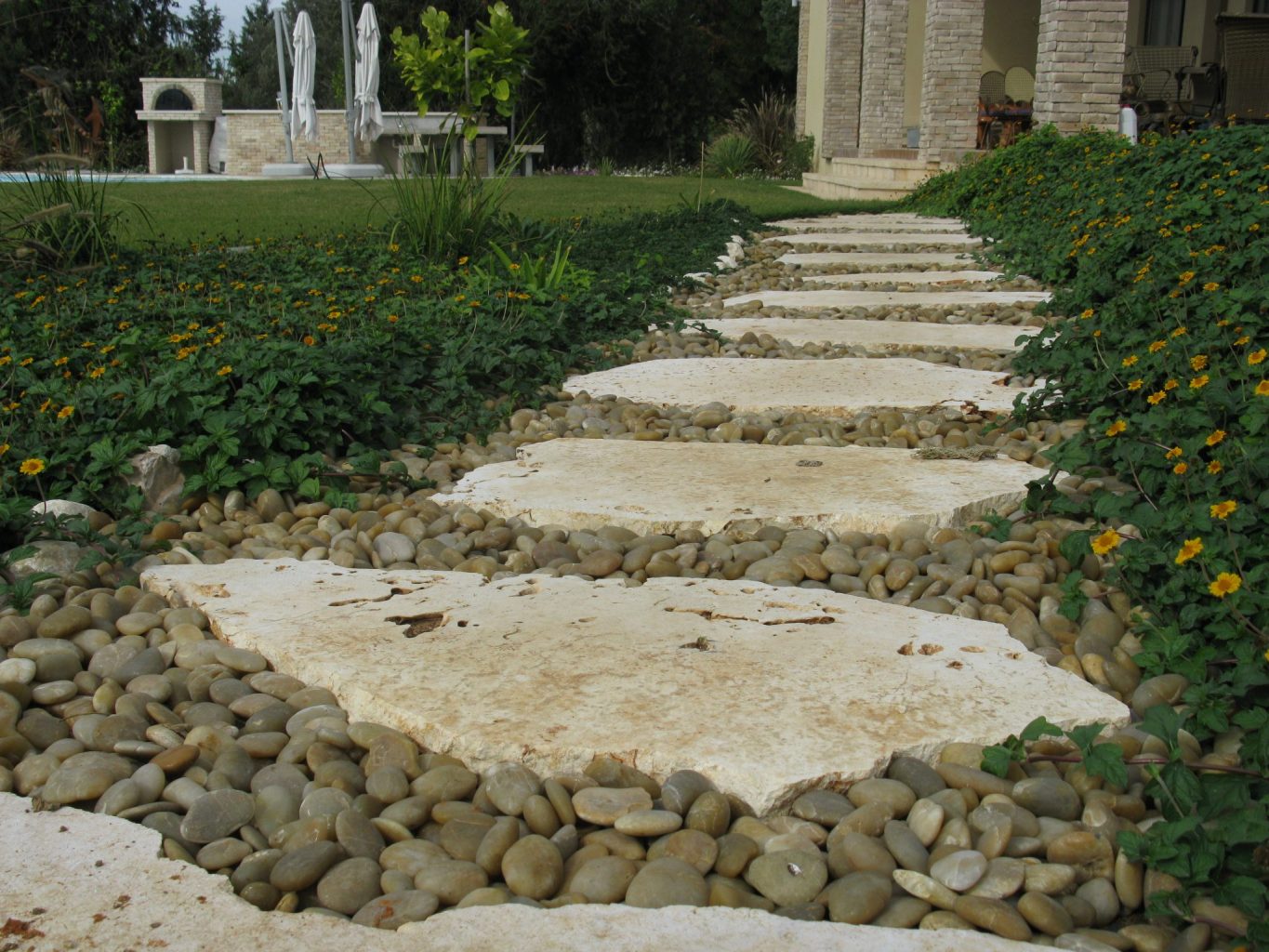 אבני מדרך מנוסרות אבנים לשביל Stepping stones in israel