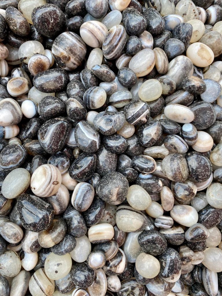 חלוקי נחל אגת שחורה סולימני sulimani agate pebbles
