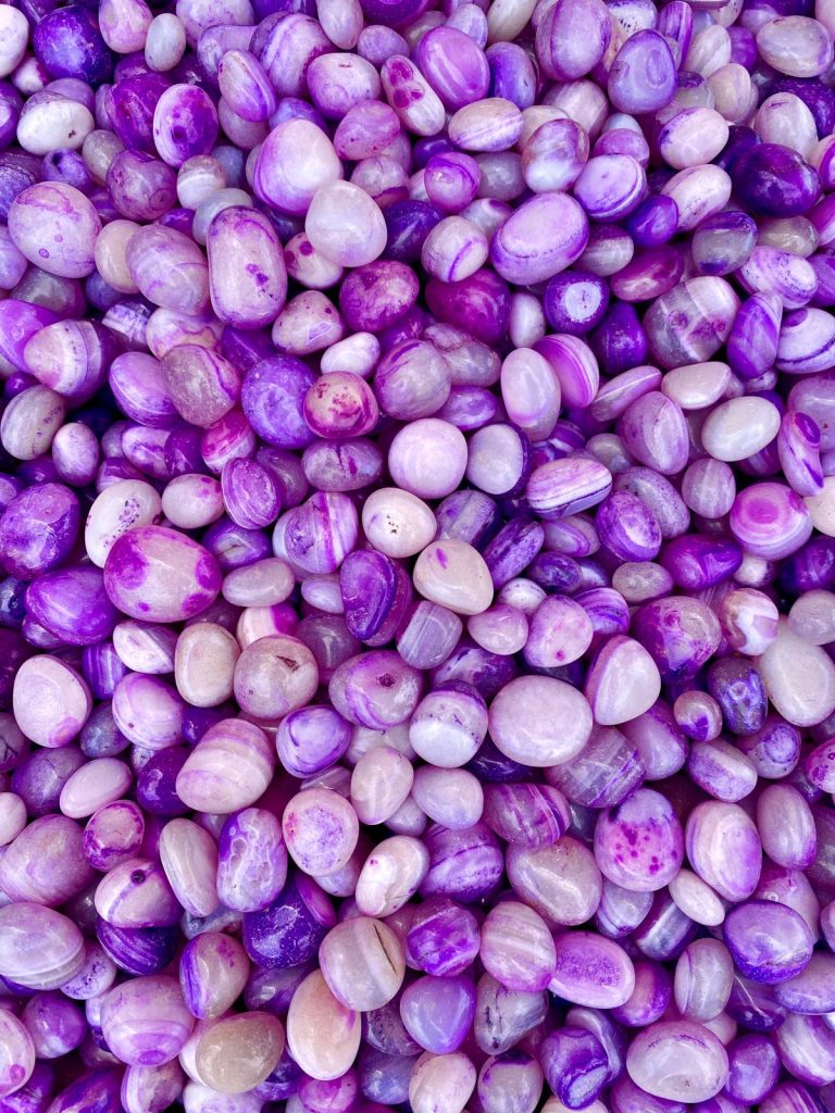 חלוקי נחל קריסטל אגת סגולה purple agate pebbles