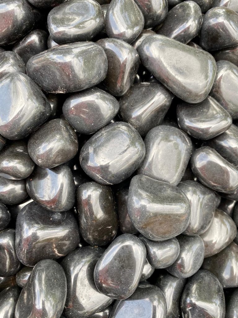 חלוקי נחל קריסטל אוניקס black onyx pebbles