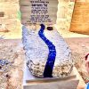 מצבה עם נחל מזכוכית