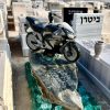 מצבה-לאופנוען-מצבות-מיוחדות-מעוצבות