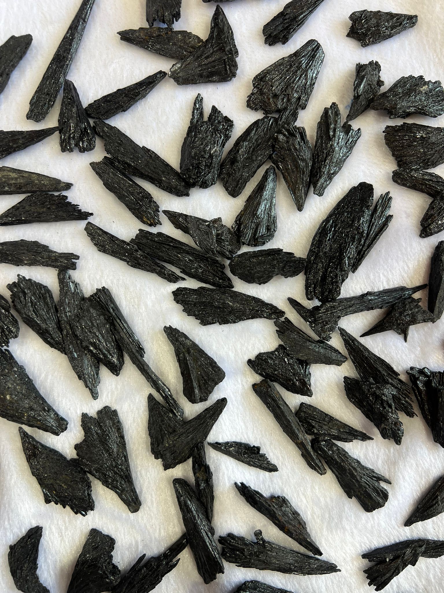קיאנייט שחור black kyanite אבני אנרגיה
