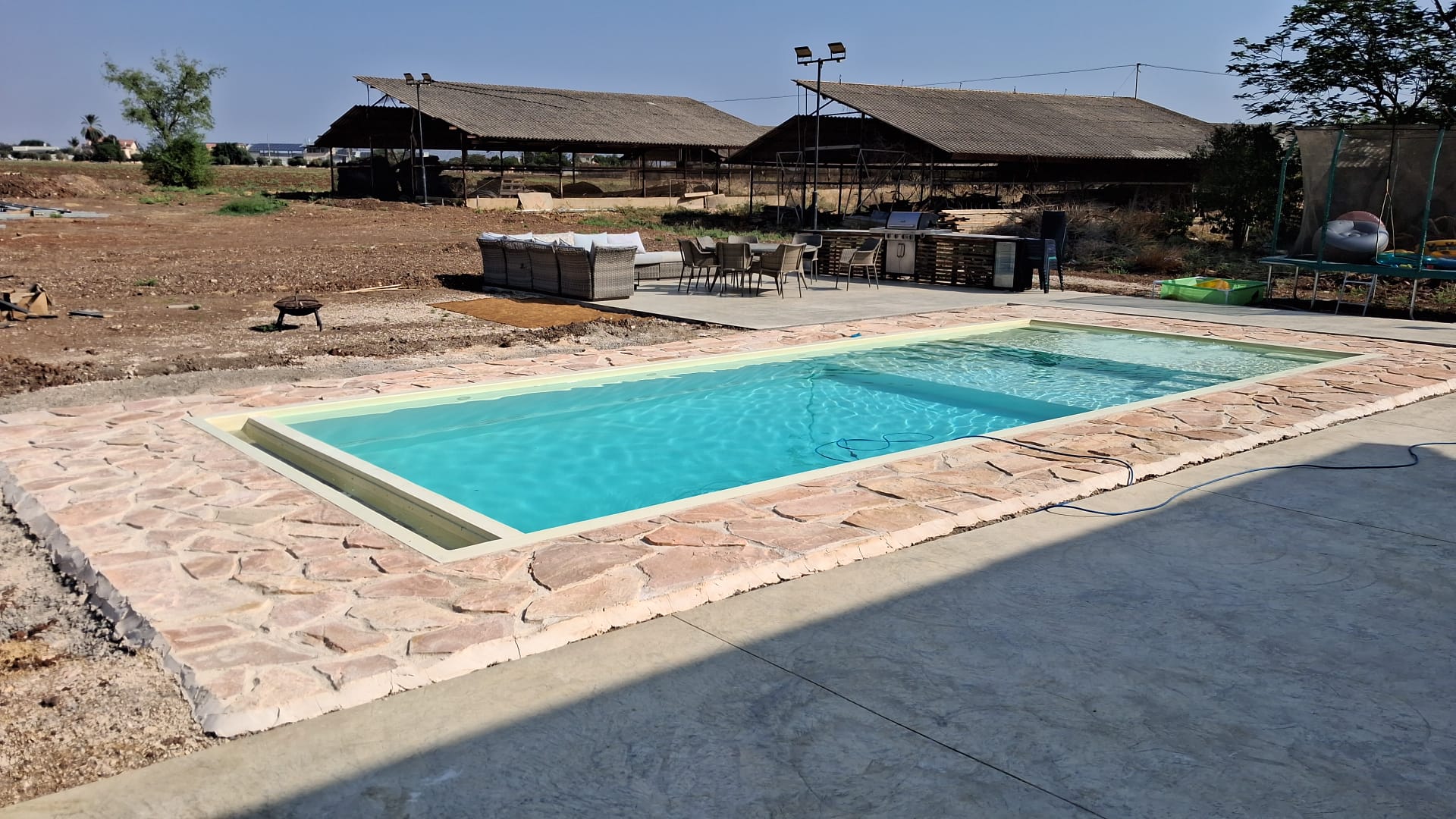 אבן מדרך לשפת בריכה