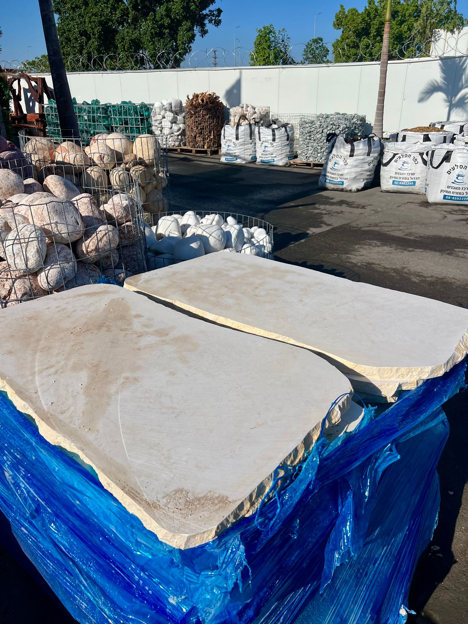 אבן מדרך לבנה גדולה קבטיה