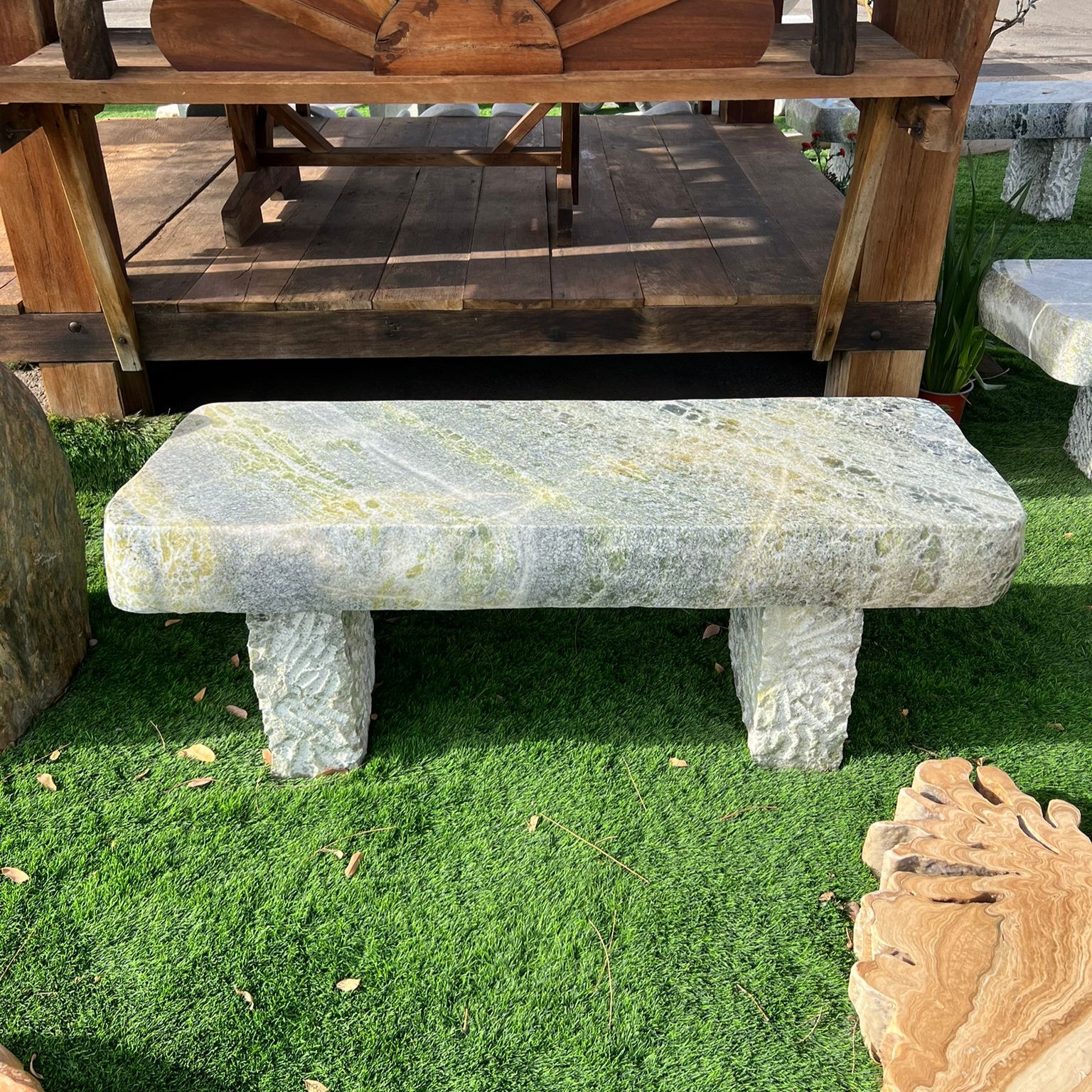 ספסל אבן לחצר