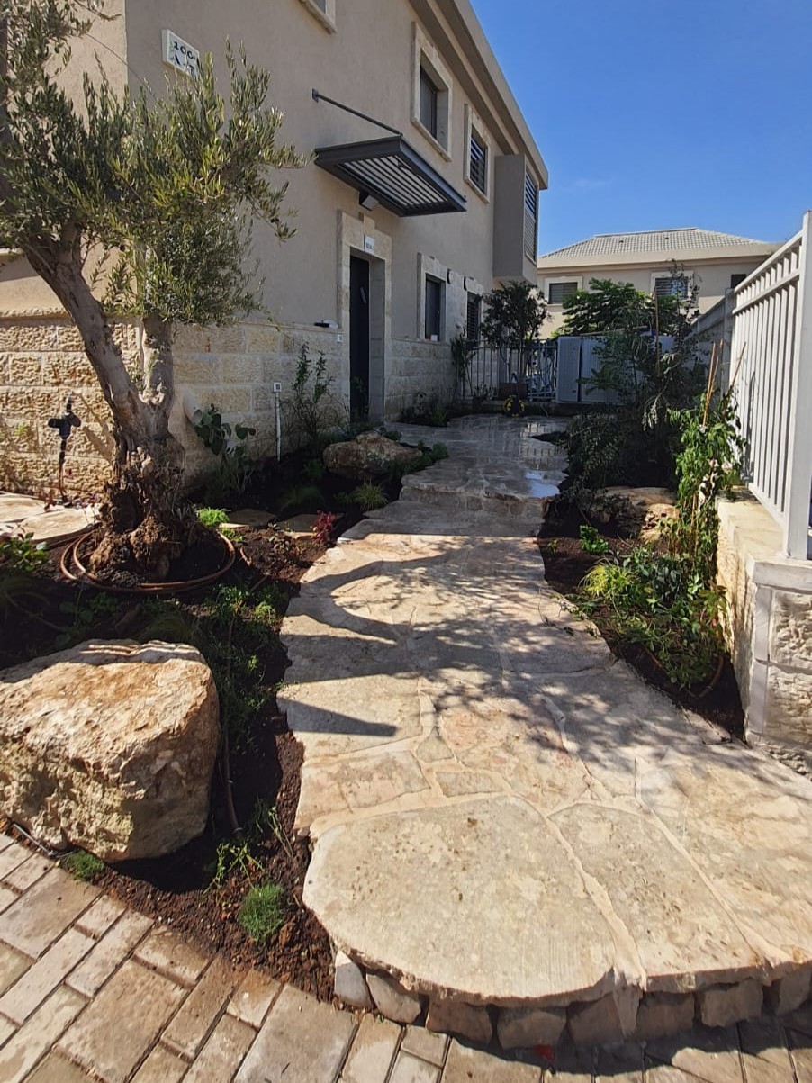 אבן ריצוף טבעית לשביל גישה