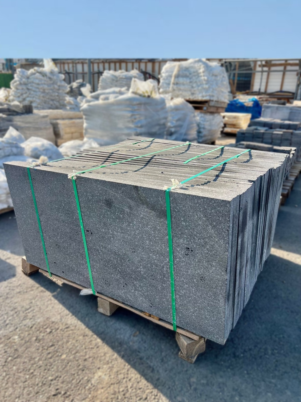 אבני דריכה אפורות בצורת מלבן בזלת