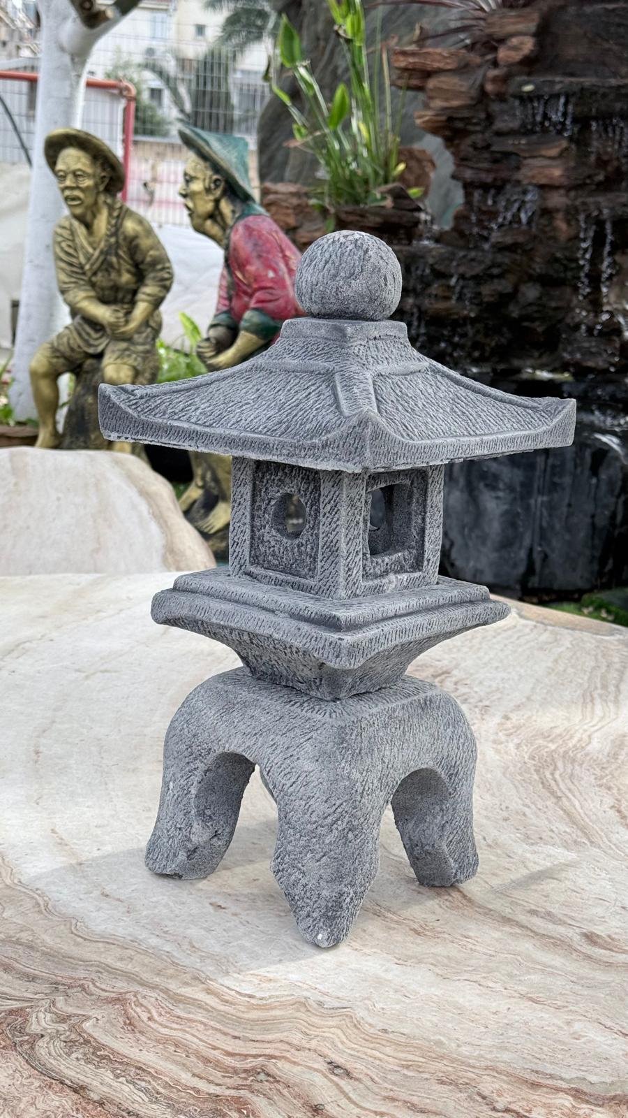 פגודה אפורה גן יפני