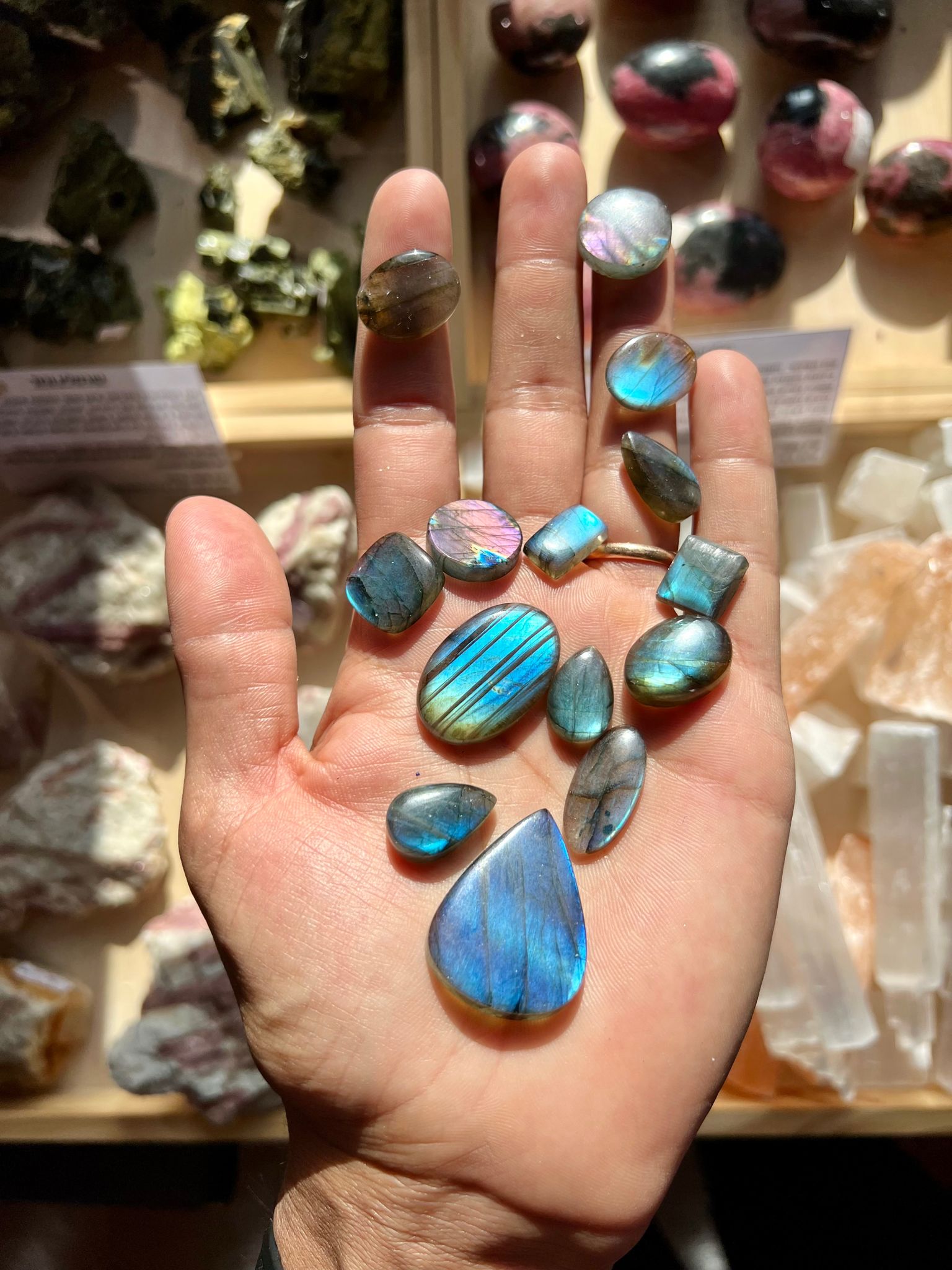 קבושון לברדורייט קריסטלים למקרמה labradorite cabochon