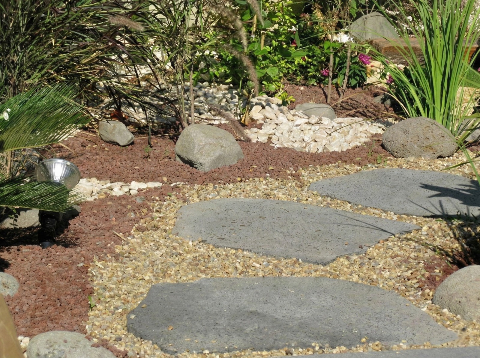 אבן בזלת לשביל בגינה