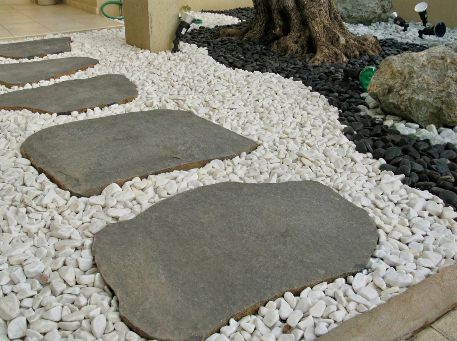 אבני מדרך בזלת בגינה