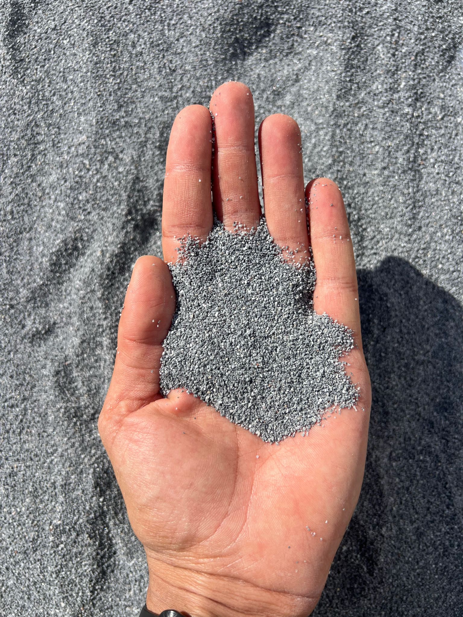 חול סיליקה קוורץ אפור