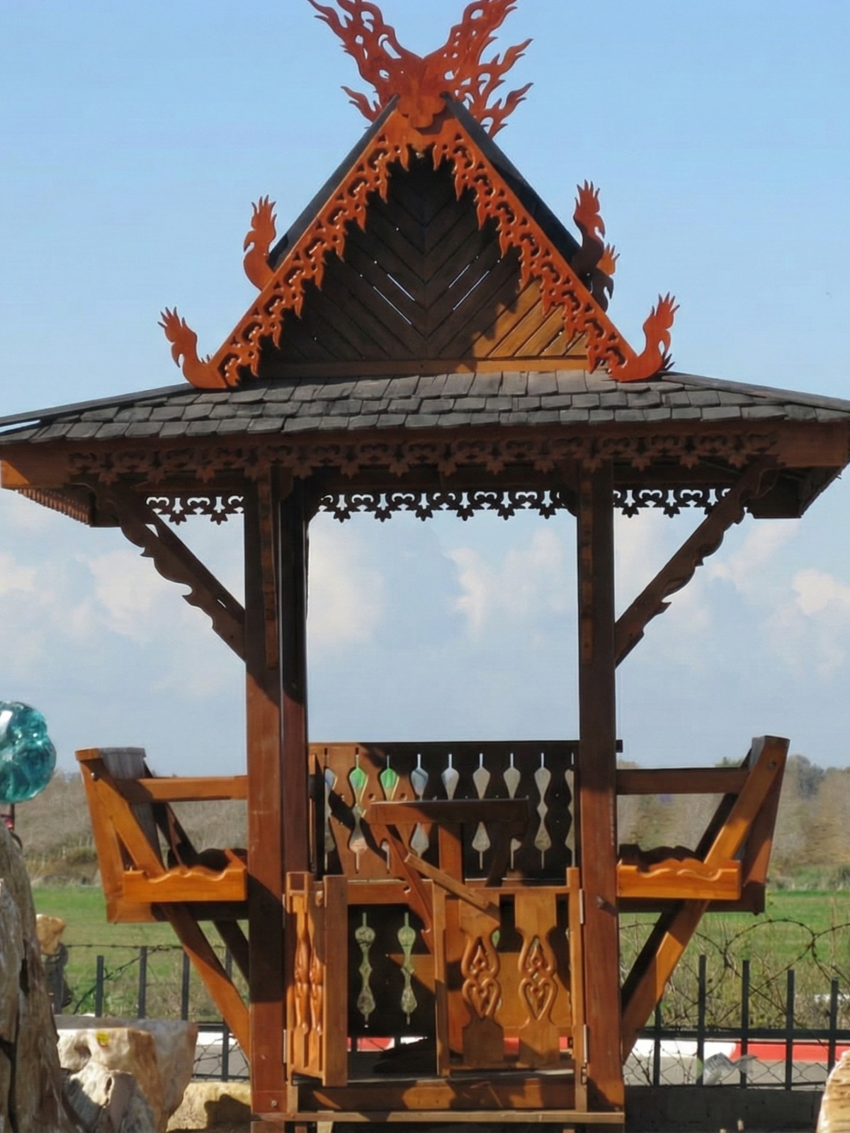 פגודה תאילנדית מעץ