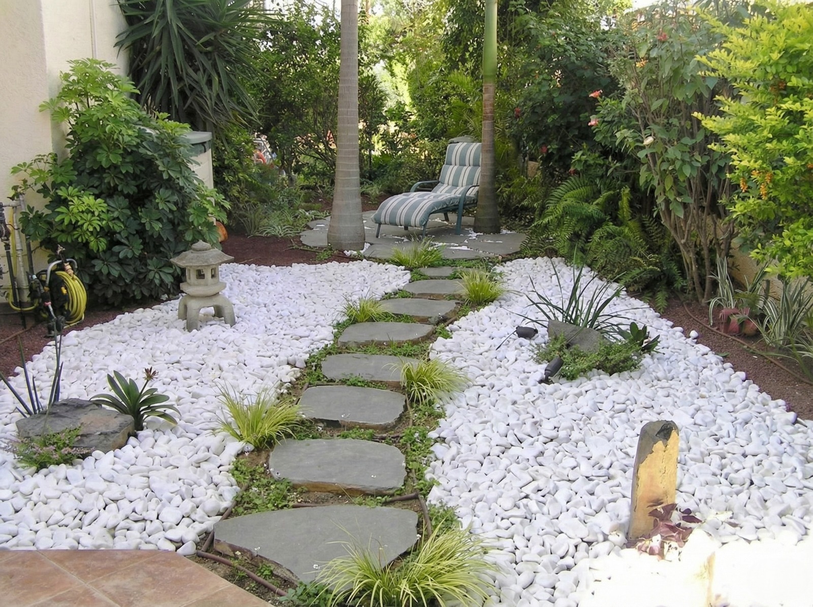 שביל אבני מדרך בזלת אפורה