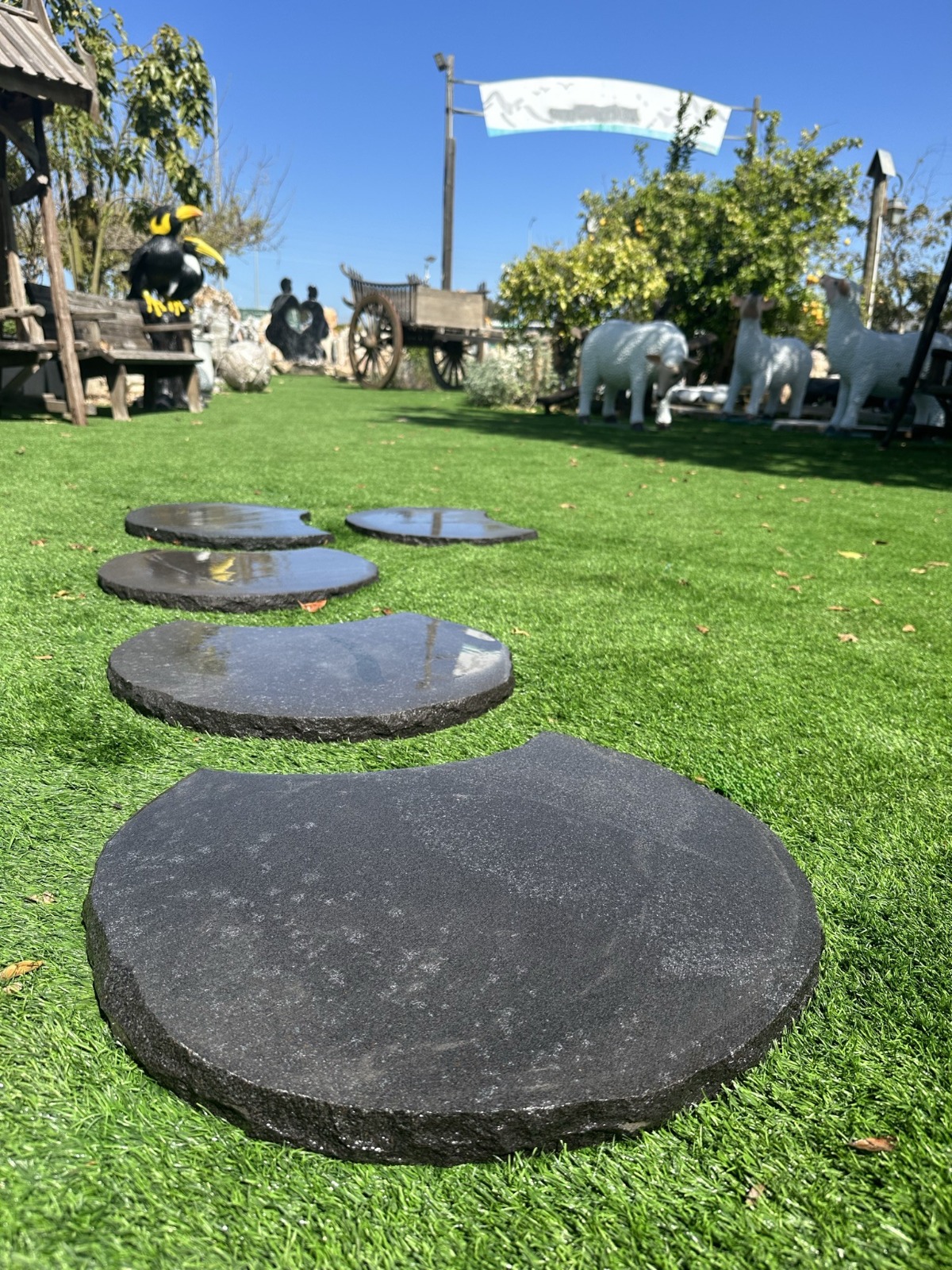 אבני דריכה אפורות לשביל חצי ירח