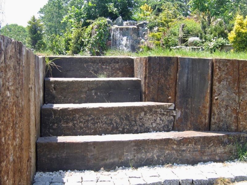 מדרגות מאבני רכבת