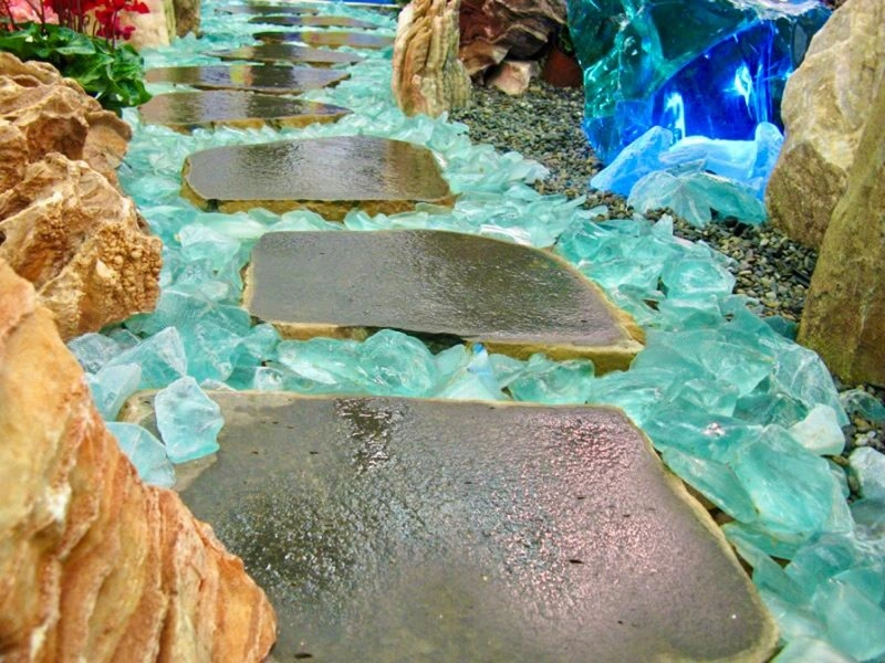 אבן מדרך בזלת עם חלוקי נחל זכוכית כפר הסלעים