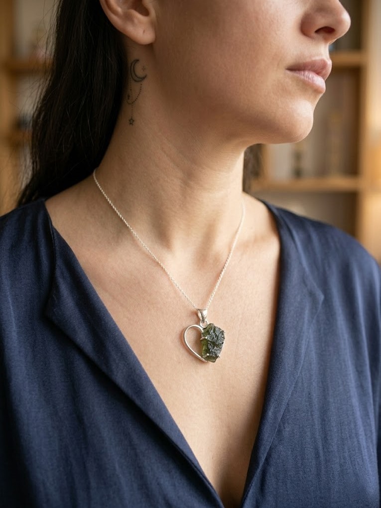 תליון מולדובייט בצורת לב heart shape moldavite pendant