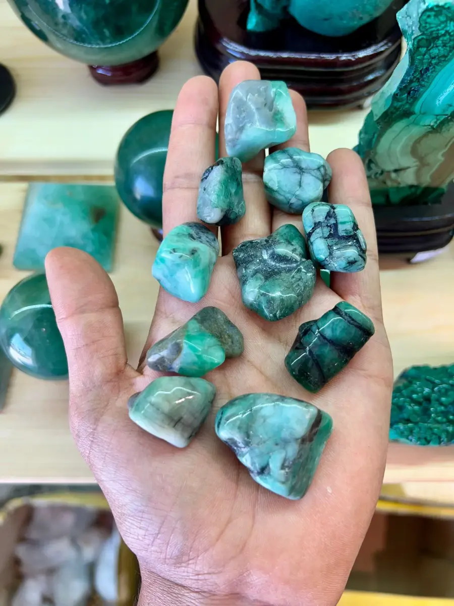 חלוקי אמרלד טבעי מברזיל emerald pebbles