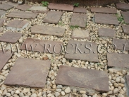 אבני דריכה בשילוב חלוקי נחל