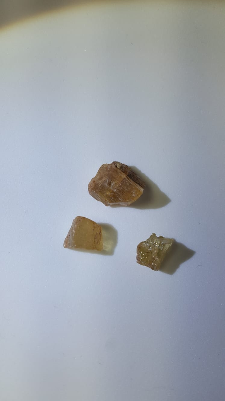 כריזובריל גולמי ממדגסקר. בליטוש אובלי עם תחתית פריזמתית בזווית ישרה מתקבלת תופעת עין החתול.